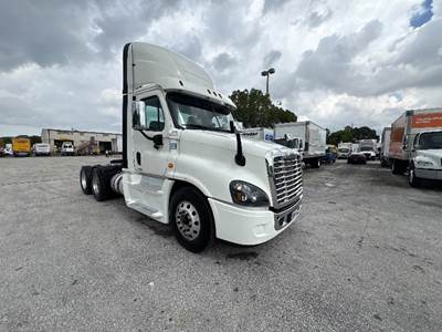 Freightliner Cascadia 125 Day Cab Truck - 455HP, 10 Speed Automatic