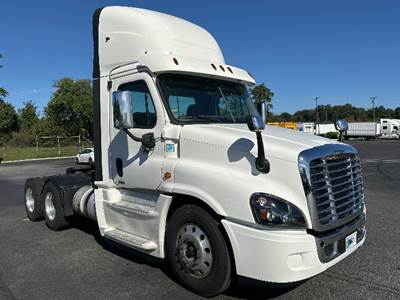 Freightliner Cascadia 125 Day Cab Truck - 455HP, 10 Speed Automatic