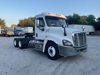 Freightliner Cascadia 125 Day Cab Truck - 435HP, 10 Speed Manual