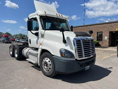 Freightliner Cascadia 125 Day Cab Truck - 435HP, 12 Speed Automatic