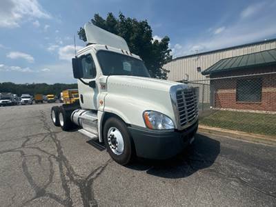 Freightliner Cascadia 125 Day Cab Truck - 450HP, 12 Speed Automatic