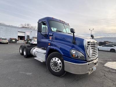 Freightliner Cascadia 125 Day Cab Truck - 435HP, 10 Speed Manual