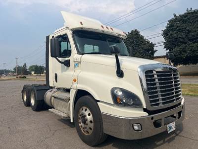 Freightliner Cascadia 125 Day Cab Truck - 455HP, 10 Speed Manual