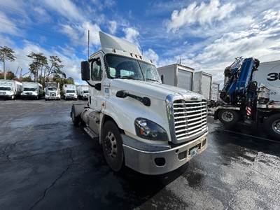 Freightliner Cascadia 125 Single Axle Day Cab Truck - 410HP, 10 Speed Manual