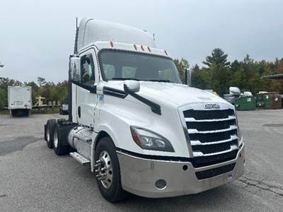 Freightliner Cascadia 125 Day Cab Truck - 450HP, 12 Speed Automatic