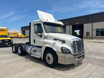 Freightliner Cascadia 125 Day Cab Truck - 435HP, 12 Speed Automatic
