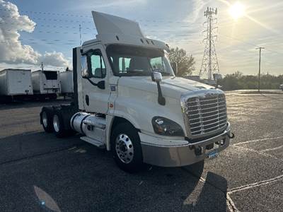 Freightliner Cascadia 125 Day Cab Truck - 435HP, 12 Speed Automatic
