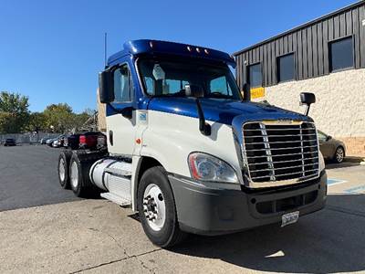 Freightliner Cascadia 125 Day Cab Truck - 455HP, 10 Speed Manual