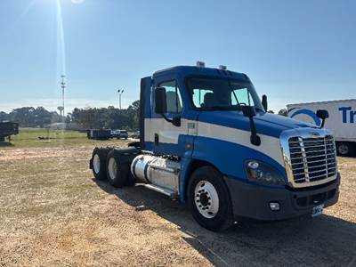 Freightliner Cascadia 125 Day Cab Truck - 455HP, 10 Speed Manual