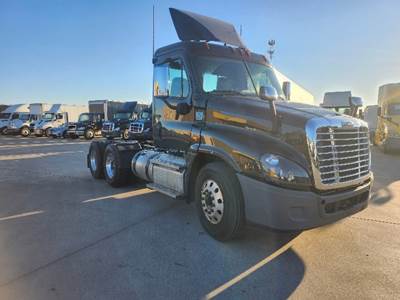 Freightliner Cascadia 125 Day Cab Truck - 455HP, 10 Speed Manual