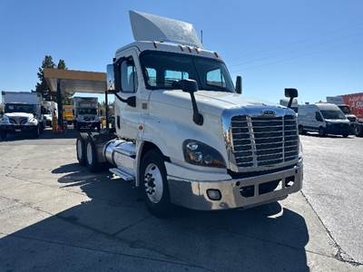 Freightliner Cascadia 125 Day Cab Truck - 450HP, 12 Speed Automatic