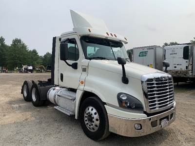 Freightliner Cascadia 125 Day Cab Truck - 455HP, 10 Speed Manual