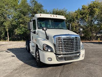 Freightliner Cascadia 125 Day Cab Truck - 450HP, 12 Speed Automatic