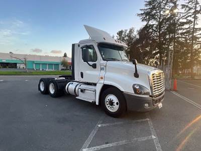 Freightliner Cascadia 125 Day Cab Truck - 435HP, 12 Speed Automatic