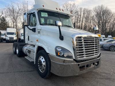 Freightliner Cascadia 125 Day Cab Truck - 435HP, 12 Speed Automatic