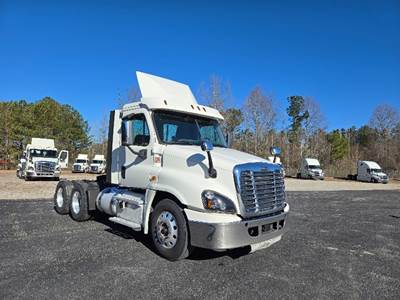 Freightliner Cascadia 125 Day Cab Truck - 435HP, 12 Speed Automatic