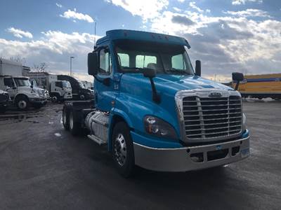 Freightliner Cascadia 125 Day Cab Truck - 470HP, 10 Speed Manual