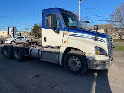 Freightliner Cascadia 125 Day Cab Truck - 450HP, 10 Speed Manual