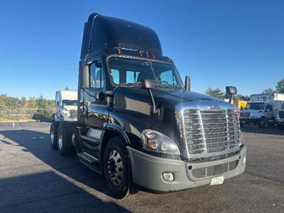 Freightliner Cascadia 125 Day Cab Truck - 455HP, 12 Speed Automatic