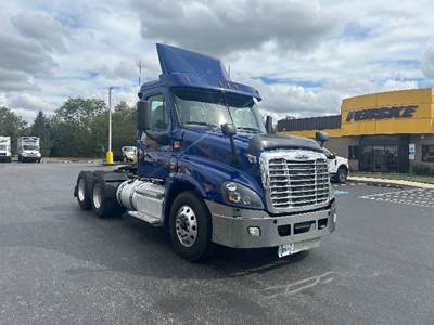 Freightliner Cascadia 125 Day Cab Truck - 435HP, 10 Speed Manual