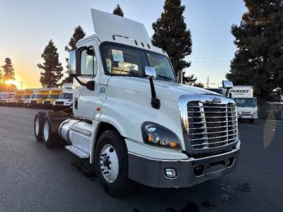 Freightliner Cascadia 125 Day Cab Truck - 450HP, 12 Speed Automatic