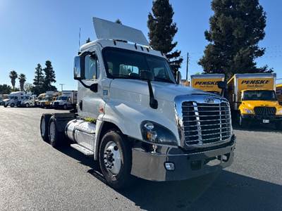 Freightliner Cascadia 125 Day Cab Truck - 450HP, 12 Speed Automatic