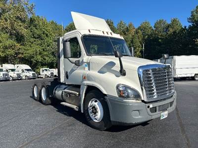 Freightliner Cascadia 125 Day Cab Truck - 435HP, 12 Speed Automatic