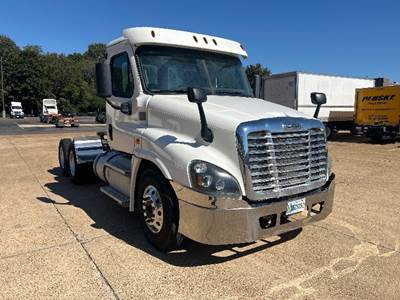 Freightliner Cascadia 125 Day Cab Truck - 435HP, 10 Speed Manual