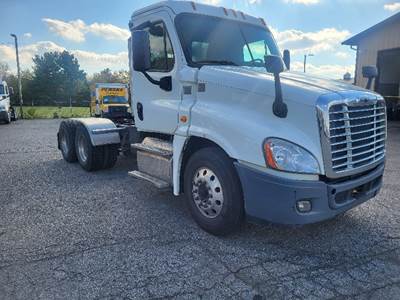 Freightliner Cascadia 125 Day Cab Truck - 455HP, 10 Speed Manual