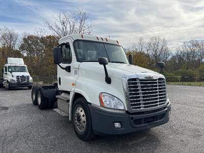 Freightliner Cascadia 125 Day Cab Truck - 455HP, 10 Speed Manual