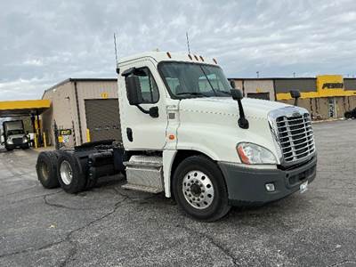 Freightliner Cascadia 125 Day Cab Truck - 455HP, 10 Speed Manual