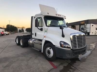 Freightliner Cascadia 125 Day Cab Truck - 435HP, 12 Speed Automatic