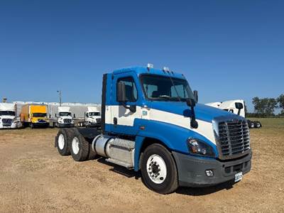 Freightliner Cascadia 125 Day Cab Truck - 455HP, 10 Speed Manual