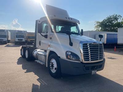 Freightliner Cascadia 125 Day Cab Truck - 435HP, 12 Speed Automatic