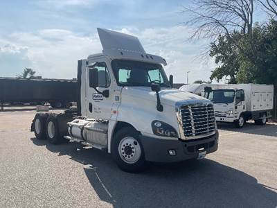 Freightliner Cascadia 125 Day Cab Truck - 435HP, 10 Speed Manual