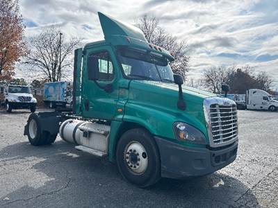 Freightliner Cascadia 125 Single Axle Day Cab Truck - 435HP, 10 Speed Manual
