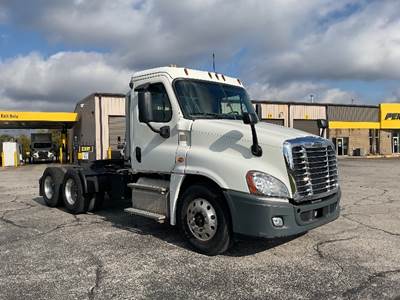 Freightliner Cascadia 125 Day Cab Truck - 455HP, 10 Speed Manual