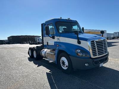 Freightliner Cascadia 125 Day Cab Truck - 455HP, 10 Speed Manual