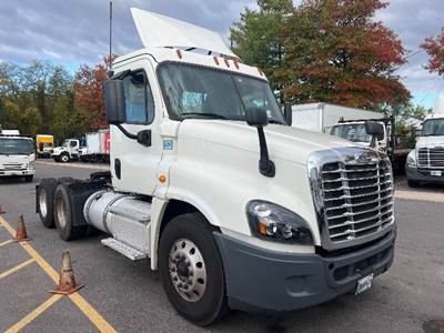 Freightliner Cascadia 125 Day Cab Truck - 435HP, 12 Speed Automatic