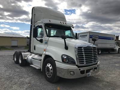 Freightliner Cascadia 125 Day Cab Truck - 435HP, 12 Speed Automatic