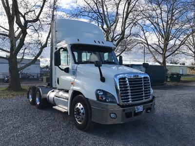 Freightliner Cascadia 125 Day Cab Truck - 435HP, 12 Speed Automatic