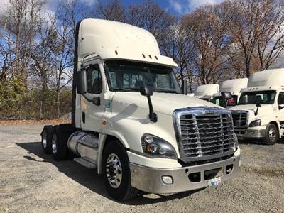 Freightliner Cascadia 125 Day Cab Truck - 435HP, 12 Speed Automatic