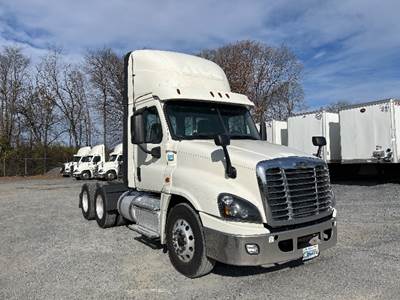 Freightliner Cascadia 125 Day Cab Truck - 435HP, 12 Speed Automatic