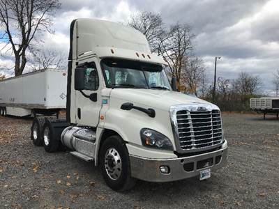 Freightliner Cascadia 125 Day Cab Truck - 435HP, 12 Speed Automatic