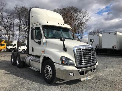 Freightliner Cascadia 125 Day Cab Truck - 435HP, 12 Speed Automatic