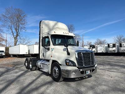 Freightliner Cascadia 125 Day Cab Truck - 435HP, 12 Speed Automatic