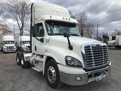 Freightliner Cascadia 125 Day Cab Truck - 435HP, 12 Speed Automatic