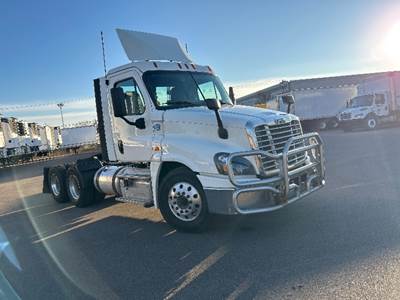 Freightliner Cascadia 125 Day Cab Truck - 450HP, 12 Speed Automatic