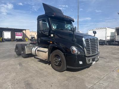 Freightliner Cascadia 125 Day Cab Truck - 435HP, 10 Speed Manual