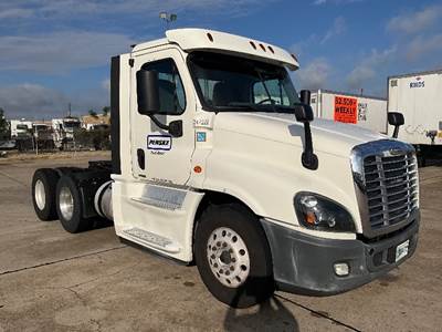Freightliner Cascadia 125 Day Cab Truck - 450HP, 12 Speed Automatic